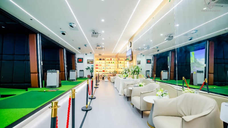 國(guó)家級(jí)教練領(lǐng)銜打造24小時(shí)訓(xùn)練空間，深圳華陽(yáng)為純粹高爾夫而生
