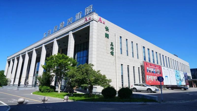 当父母的爱化作一间室内高尔夫球馆,探寻北京彬彬在艺术园区里生长的高尔夫梦